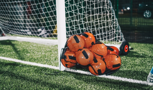 Portería y bolsa con balones de futbol