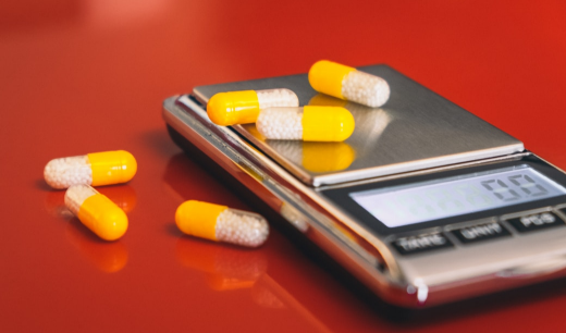 Medicamentos encima de una báscula