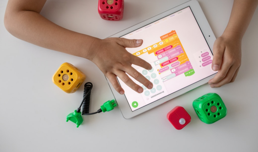 Mano de niño en un ipad