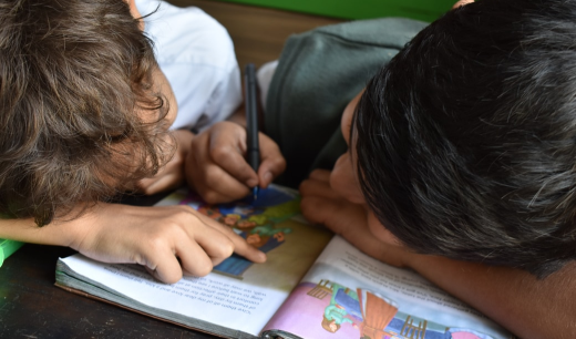 Dos nichos sobre un libro