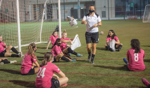 Equipo sentado en el cesped de un campo de futbol