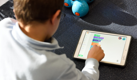 Niño tocando un tablet
