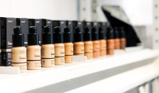Bases de maquillaje en una estantería