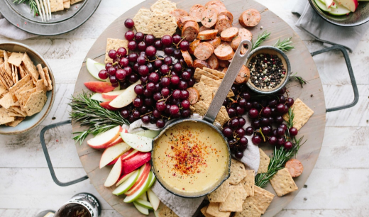 Tabla de madera con alimentos cortados