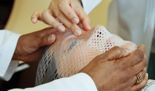 Persona tumbada con una máscara en la cabeza