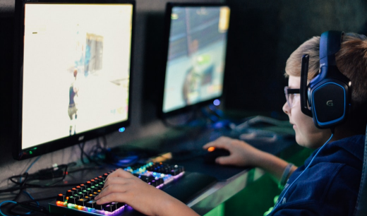 Niño con cascos jugando a un videjuego