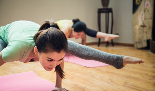 Chicas haciendo yoga sobre esterillas