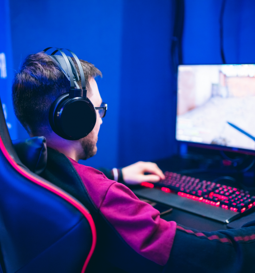 Gamer frente a un ordenador