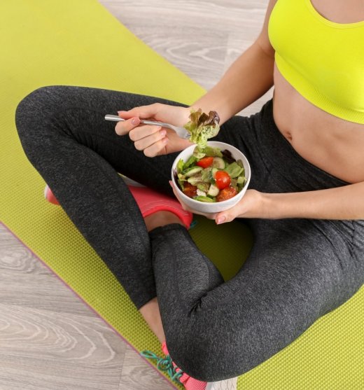 Chica sentada comiendo de un bol