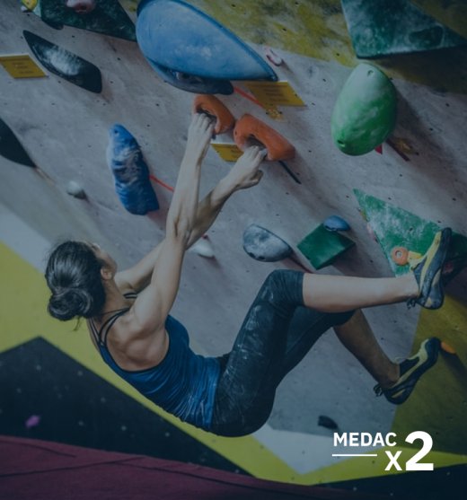 chica escalando en un rocódromo