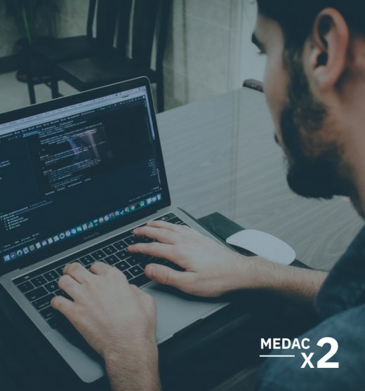 desarrollador web escribiendo código en un portátil
