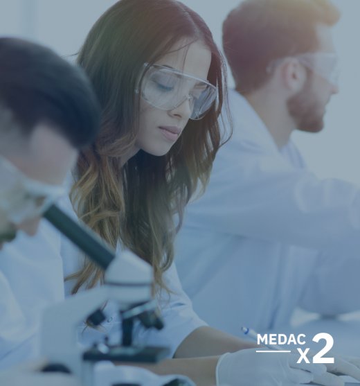 científica analizando una muestra