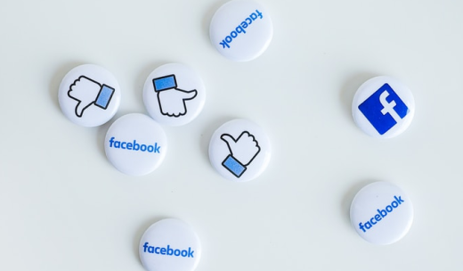Ocho pines de Facebook encima de una mesa