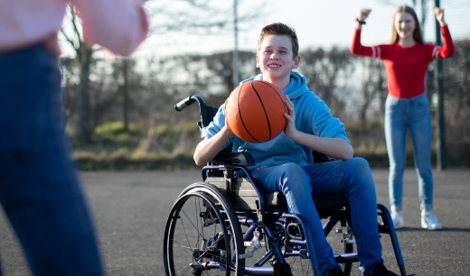niños jugando al baloncesto en silla de ruedas