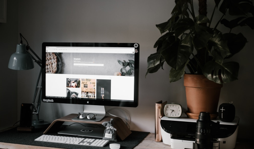 Escritorio con portatil, planta y otros objetos