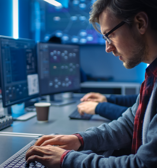 Técnico informático realizando labores de ciberseguridad en una empresa