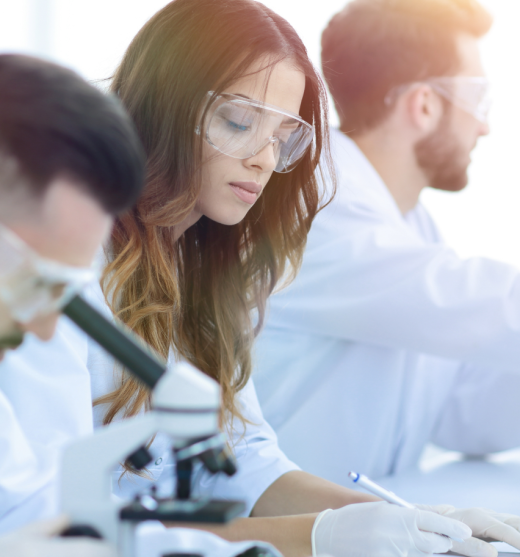 Alumnos mirando por el microscopio