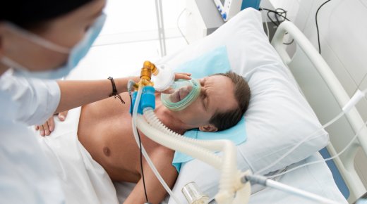 asistencia a un paciente crítico con respiración asistida
