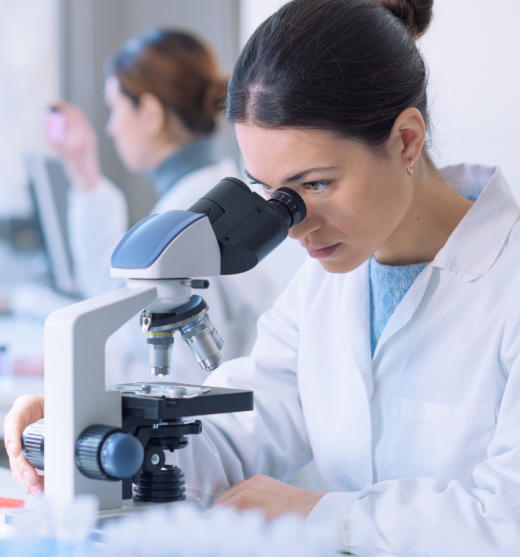 Técnico de laboratorio analizando una muestra en un microscopio