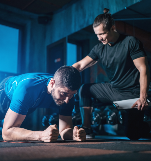 Chico haciendo abdominales con su entrenador personal
