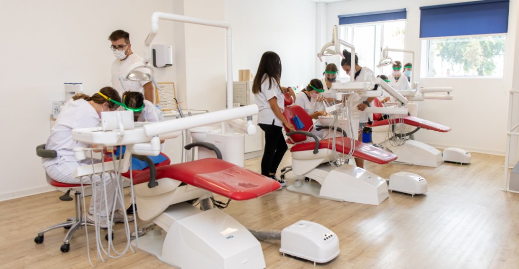 Alumnos en clase de prótesis dental en MEDAC Almería
