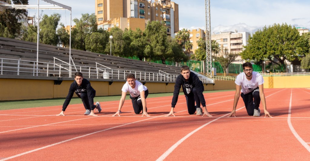 alumnos en pista de atletismo listos para correr