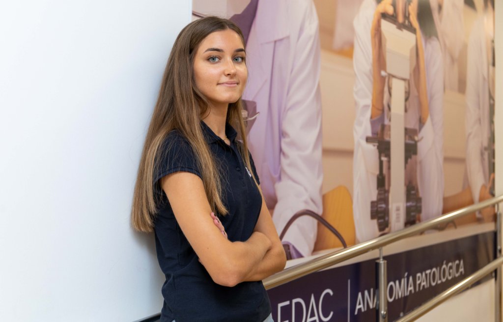 alumna de FP semipresencial en el pasillo de su centro