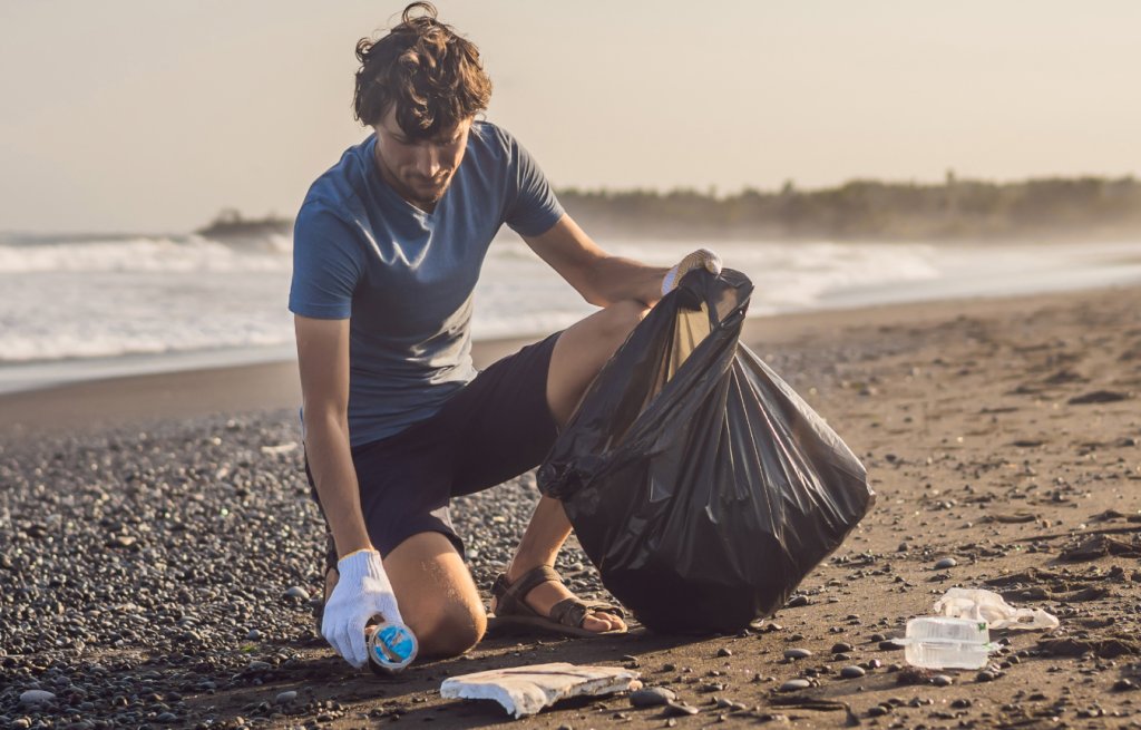 Chico recogiendo basura de la playa