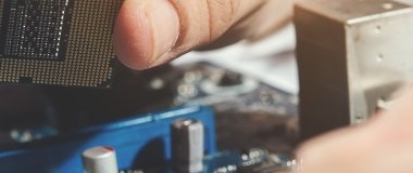 manos de un técnico microinformático arreglando el hardware de un ordenador