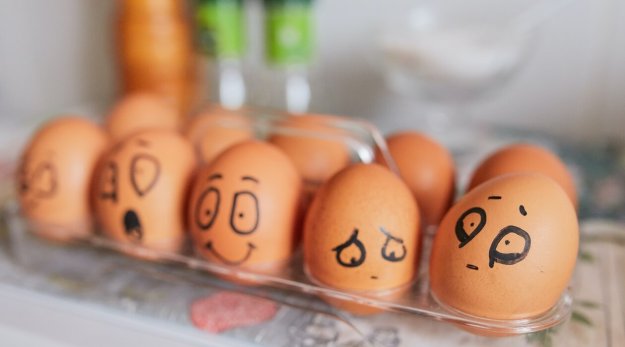 Huevos pintados representando las emociones
