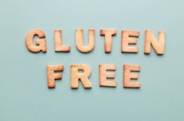 galletas de letras con el texto "gluten free"