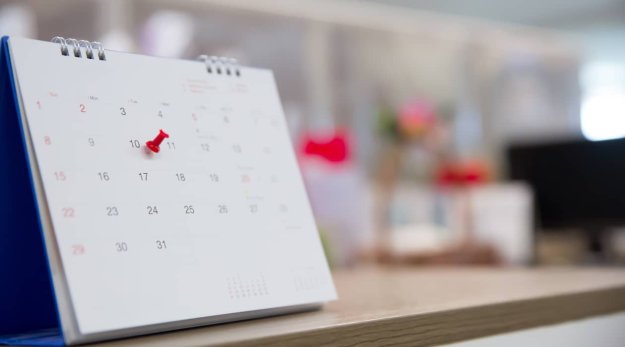 Primer plano de un calendario con una chincheta marcando la fecha importante