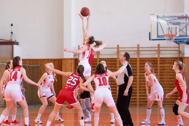 Partido de baloncesto femenino