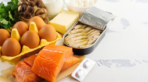 Primer plano de salmón, huevos y anchoas en escabeche, entre otros alimentos ricos en vitamina D