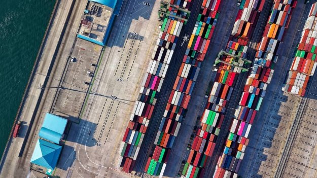 Containers en la zona franca de un puerto marítimo vistos desde el cielo