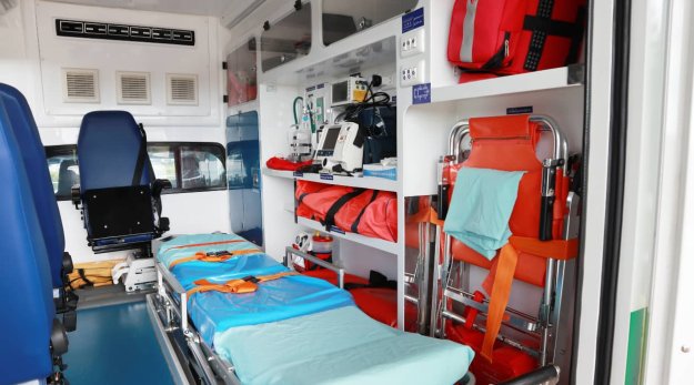 Fotografía del interior de un transporte sanitario, concretamente una ambulancia
