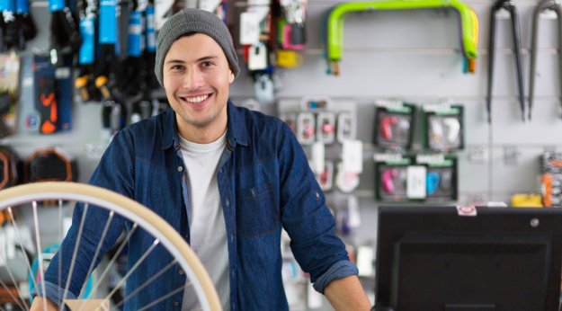 Técnico en Gestión de Ventas en el mostrador de una tienda de bicicletas