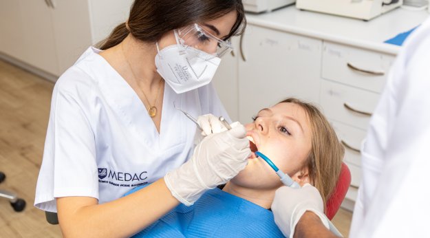 Alumna en taller de Higiene Bucodental