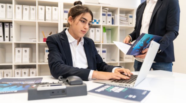 Técnica en Asistencia a la Dirección gestionando documentación en una oficina