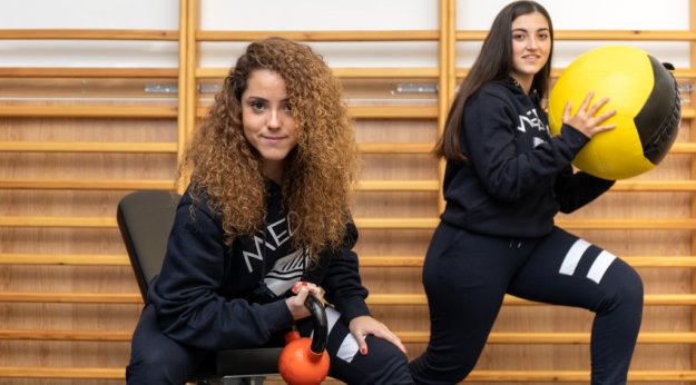 Alumnas haciendo deporte en el gimnasio