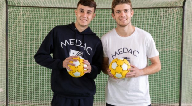 Dos alumnos con balón en el Grado Superior en Enseñanza y Animación Sociodeportiva
