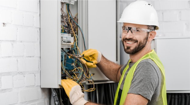 Técnico en Instalaciones Eléctricas arreglando un cuadro eléctrico