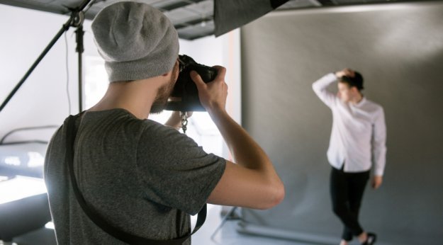 Fotógrafo de espaldas en una sesión de fotos de moda