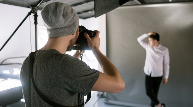 Fotógrafo de espaldas en una sesión de fotos de moda