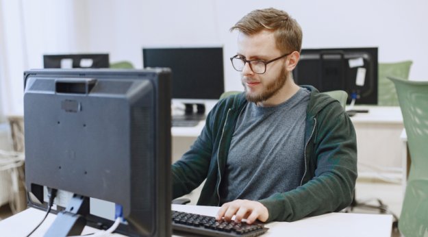 Técnico en Administración de SIstemas Informáticos en Red revisando un equipo