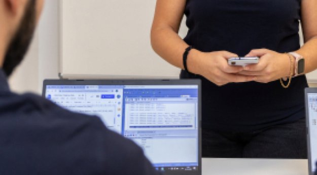 Hombre con ordenador en el Grado Superior Desarrollo de Aplicaciones Multiplataforma