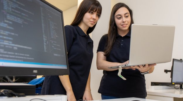 Alumnos con ordenador en el Grado Superior en Desarrollo de Aplicaciones Web