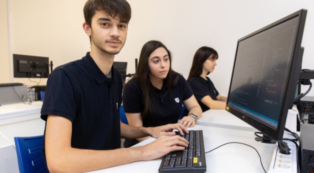 Alumnos de informática en clase