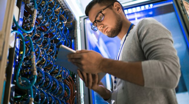 Técnico en Sistemas Microinformáticos y Redes arreglando un servidor