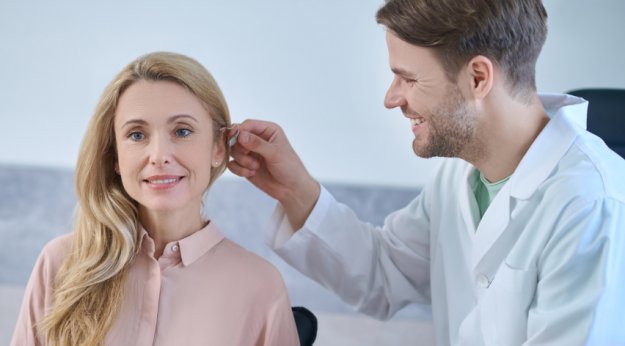 Audiometrista realizando una revisión auditiva a una paciente